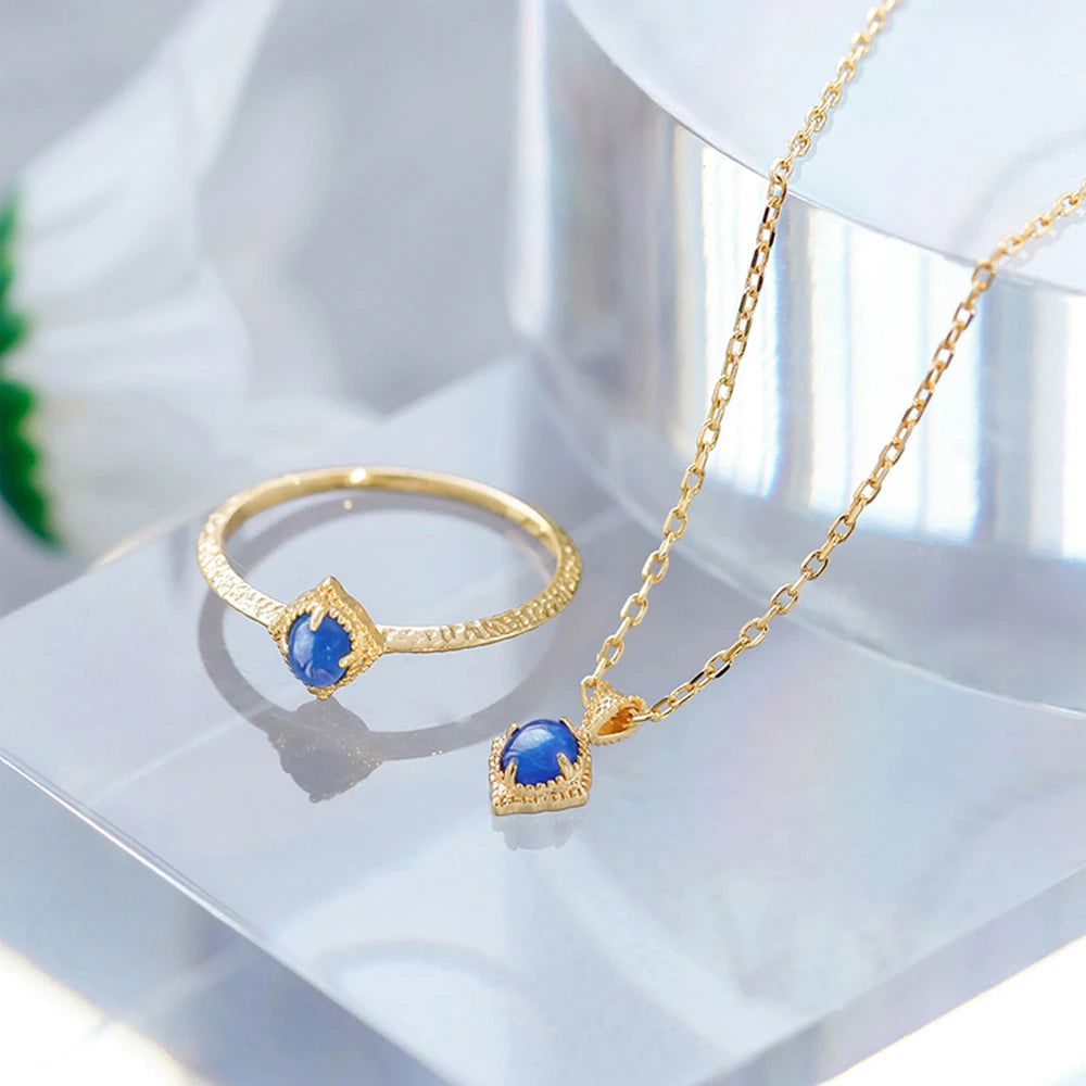 Diamond-Shaped Sapphire Antique Window Decoration Carved Necklace