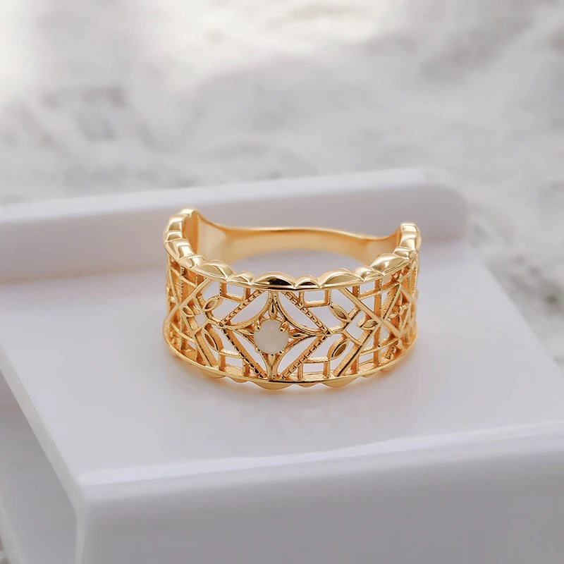 2023 New Vintage Ring Inlaid with Moonlight Stone Hollow Pattern Sterling Silver 14K Gold Women's Ring Wholesale