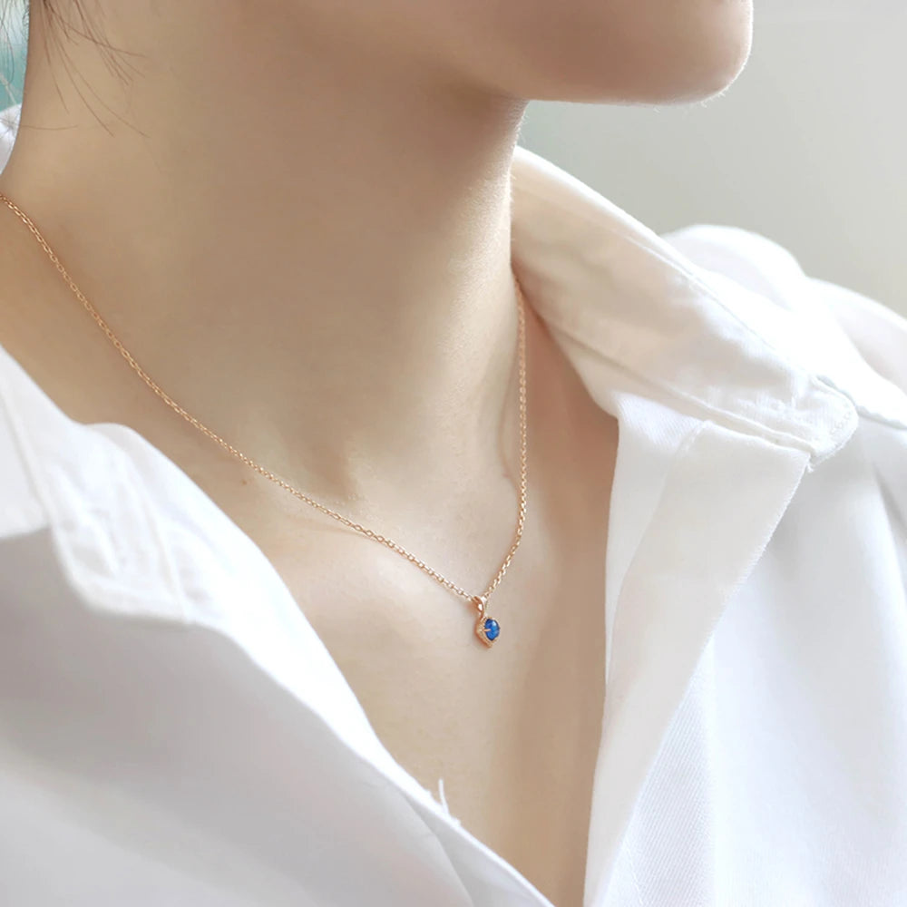 Diamond-Shaped Sapphire Antique Window Decoration Carved Necklace