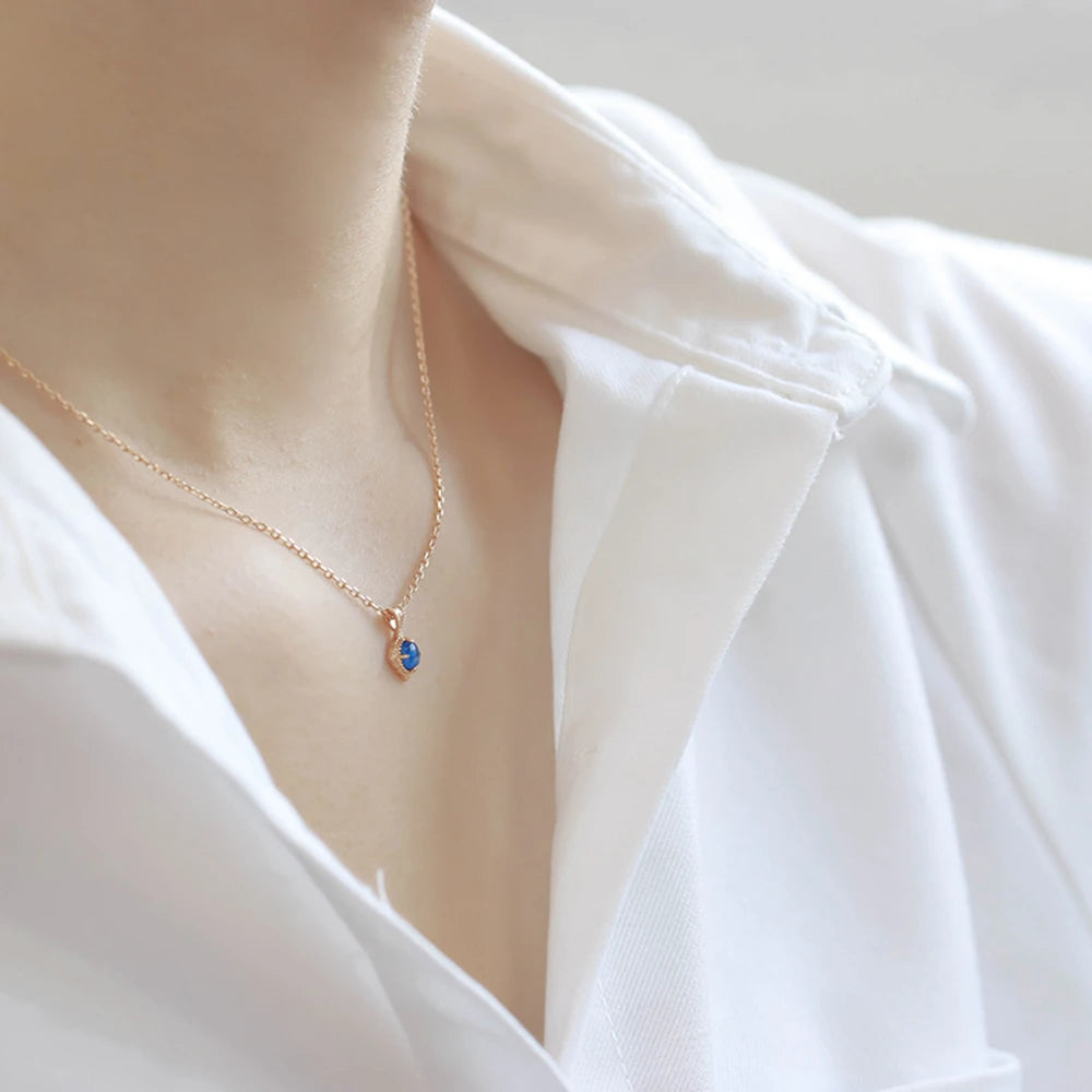 Diamond-Shaped Sapphire Antique Window Decoration Carved Necklace