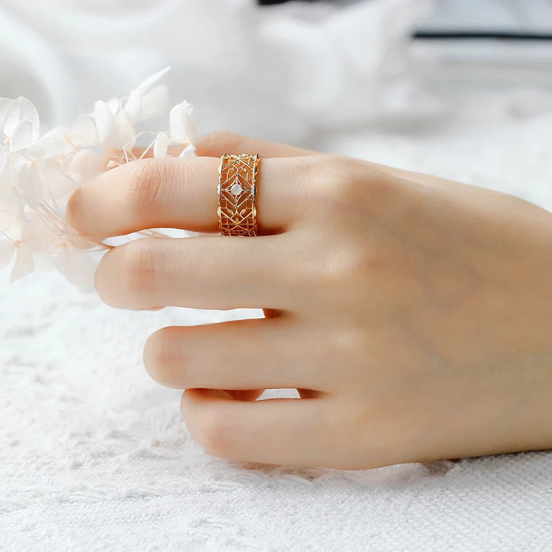 2023 New Vintage Ring Inlaid with Moonlight Stone Hollow Pattern Sterling Silver 14K Gold Women's Ring Wholesale